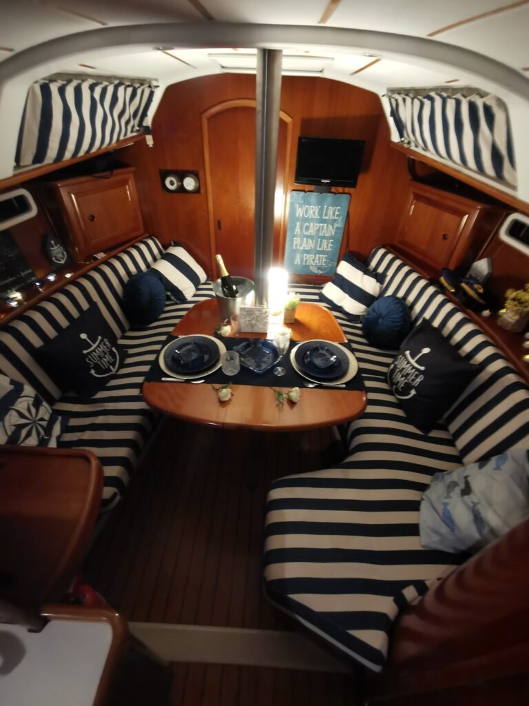 Come spend a night aboard our sailboat at the tranquil Douro Marina. Our sailboat is equipped with 2 cabins