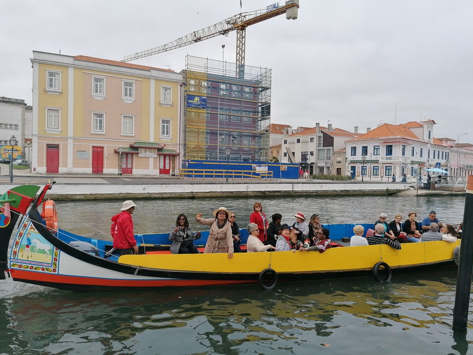 255 km from Lisbon you will find Aveiro. Visiting Aveiro is the same as diving in the waters of Centro de Portugal. The Aveiro “Ria” began to form during the 15th century when the shoreline moved back and left behind sandpits along an area of eleven thousand hectares which created a lagoon. Nowadays