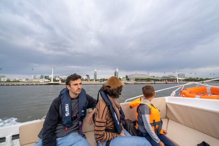 Enjoy a 1-hour sightseeing boat tour on the Tagus River in Lisbon. Admire the city's architecture
