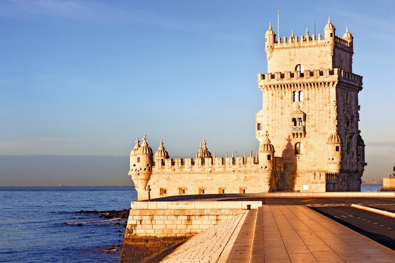We have prepared this itinerary specifically for you who want to explore the oldest area of Lisbon and visit the city's main museums and monuments. Here are some suggestions of places that are a must-visit: São Jorge Castle