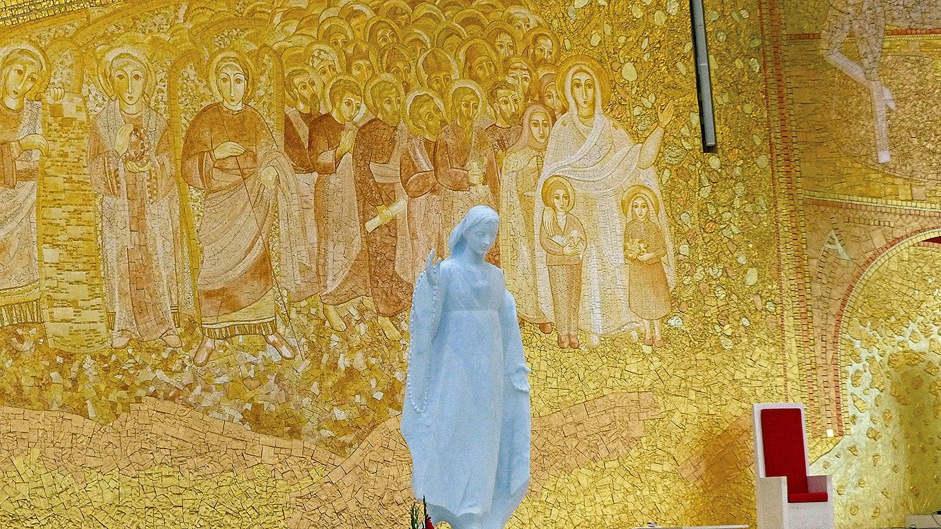 You'll leave Lisbon tow ards Fatima. You will visit Cova de Iria