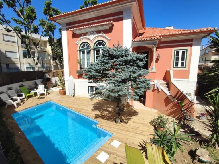 The Carcavelos Surf Camp is located in a fantastic Chalet from the beginning of the last century