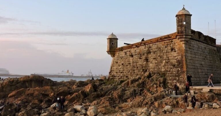 Embark on this adventure in the north of Portugal along the Douro River. Discover the great "Invicta" city and the famous Port wine