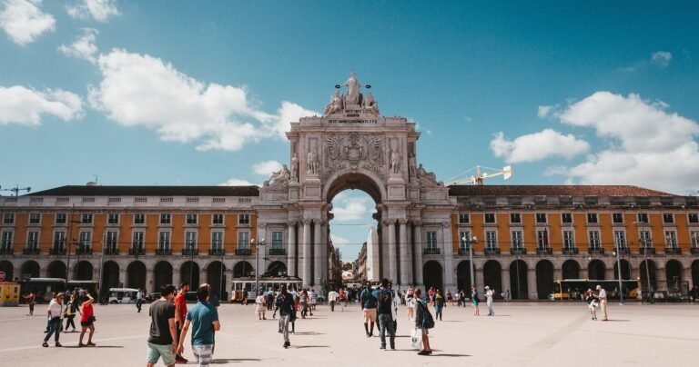 Old Towns & Castle Hills (Alfama Free Tour)