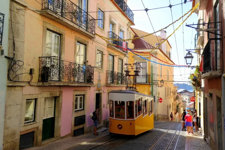Alfama & Mouraria Tour