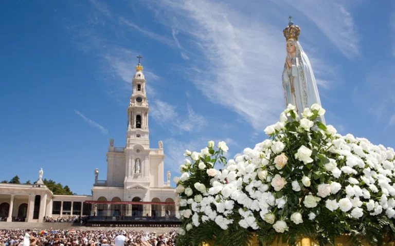 From Lisbon: Private tour to Fatima and other cities.