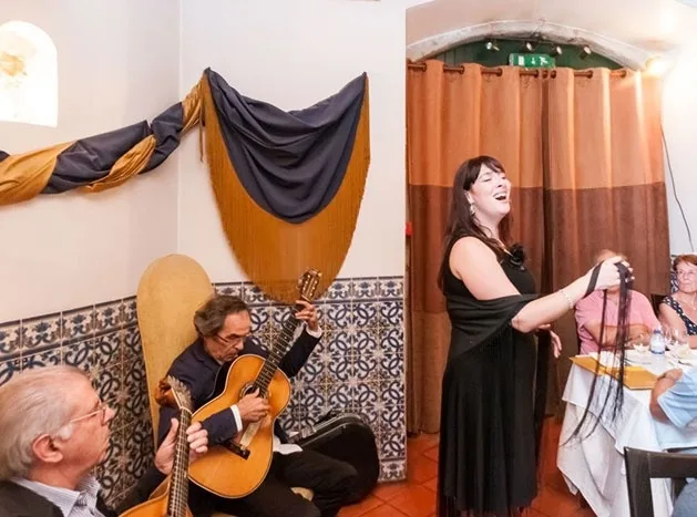 Lisbon: Authentic Fado Show, Dinner and Night Tour