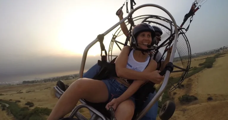 Voo de paratrike com adrenalina, vídeo e fotografias.