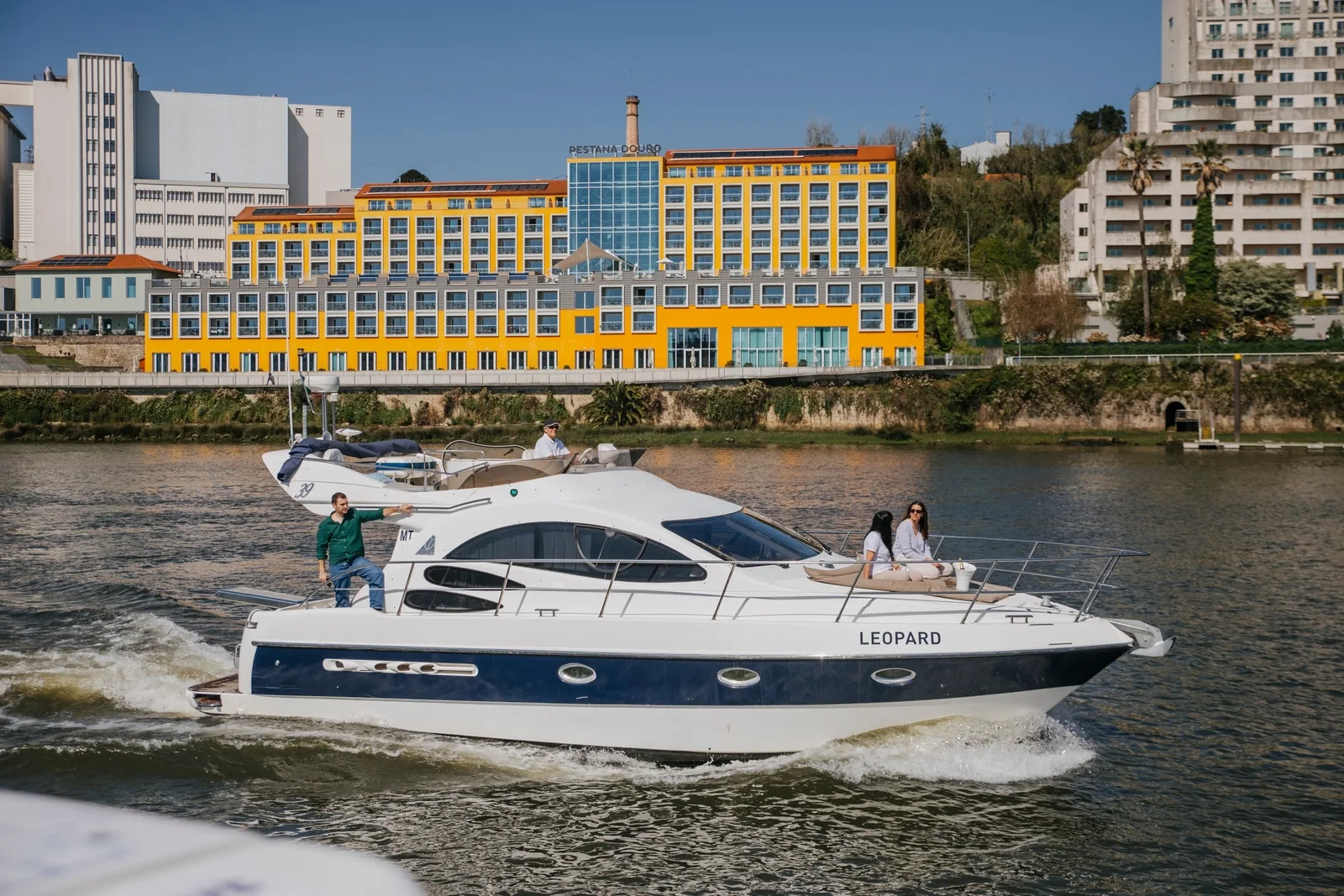 Sunset Exclusive Leopard Cruise 2H