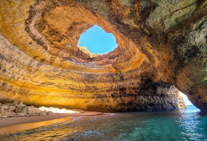 Visita as Grutas de Benagil