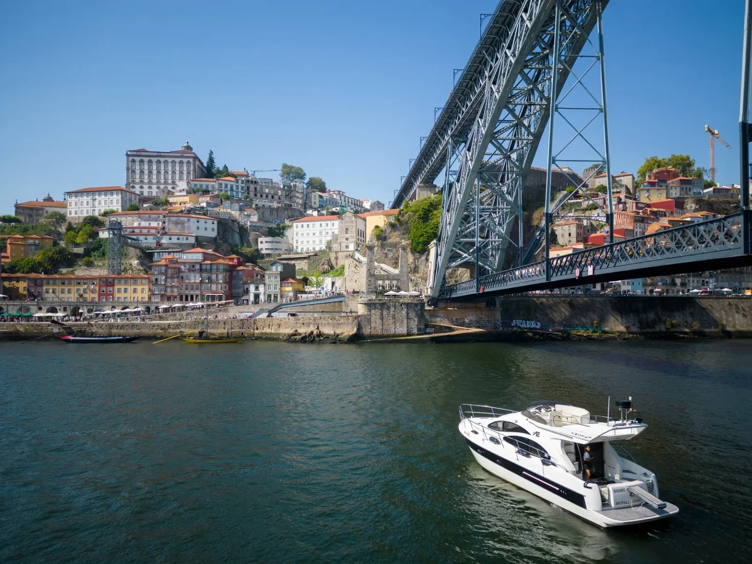 Pack Sunset Cruise + Night On Board on a Yacht