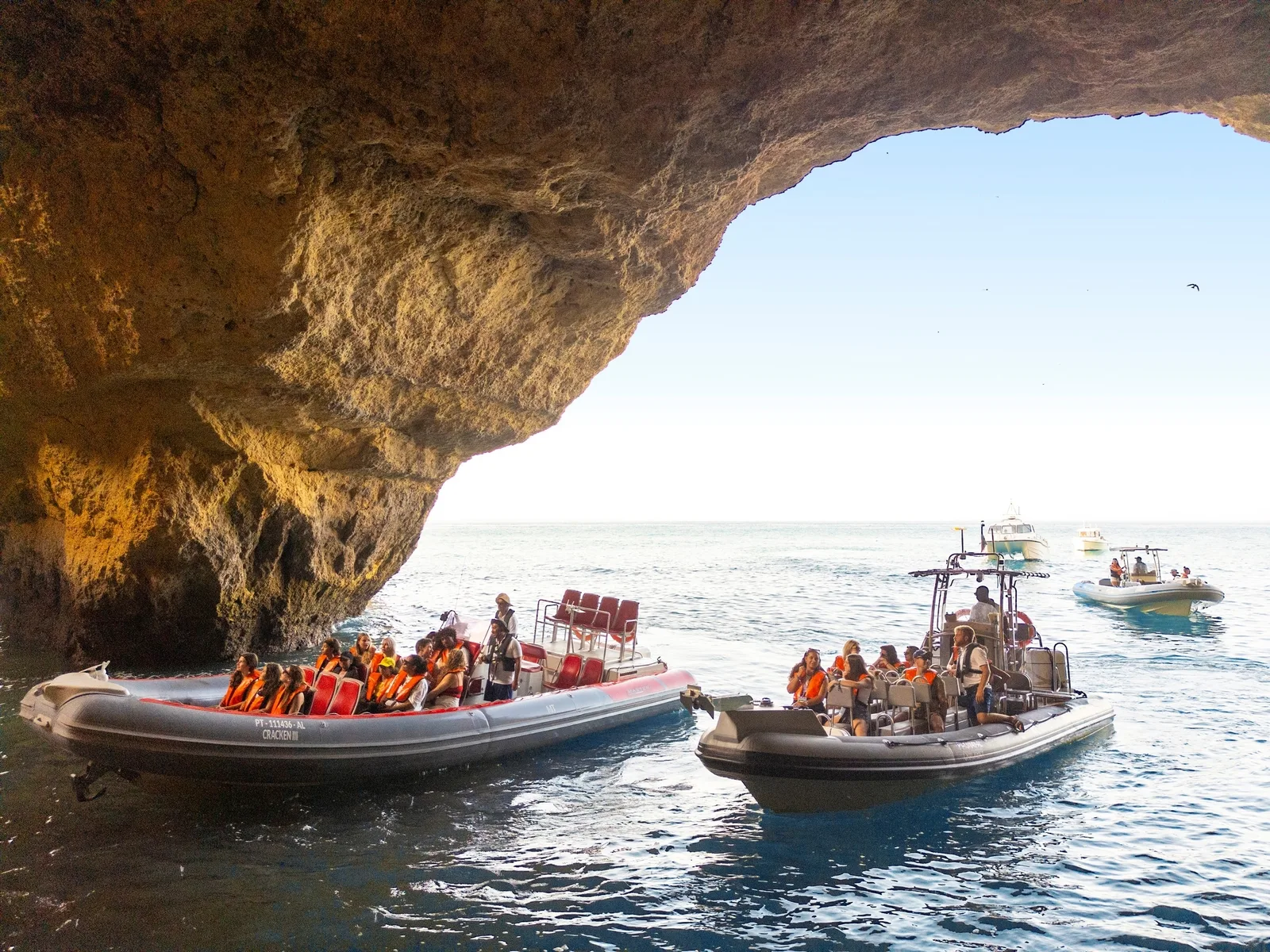 Portimão: Excursão completa às grutas de Benagil com refeição na Allgarbe